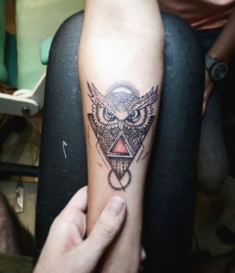 Tattoo Owl Men, Geometric Tattoo Hand, Traditional Owl Tattoos, Skull Headdress, Antler Tattoos, Owl Tat, Tattoo Owl, Line Tattoo Ideas, Band Tattoo Designs