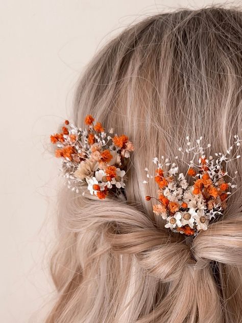 Add an elegant touch and vibrant colors to your hairstyle with this beautiful floral hair accessory. It's great for weddings or other celebrations. Each hairpin is carefully handcrafted using naturally preserved and dried flowers. To keep your hair accessory in great condition, it's best to store it in a protective box when not in use. Additionally, avoid storing them in rooms with high humidity or cold temperatures, as this can cause the flowers to absorb moisture. If you have any questions or Floral Bride Hair, Festival Wedding Hair, Boho Hair Piece Wedding, Flower Hair Piece Wedding, Dried Flower Wedding Hair, Alt Wedding Hair, Flower In Hair Wedding, Autumn Wedding Aesthetic, Orange Boho Wedding