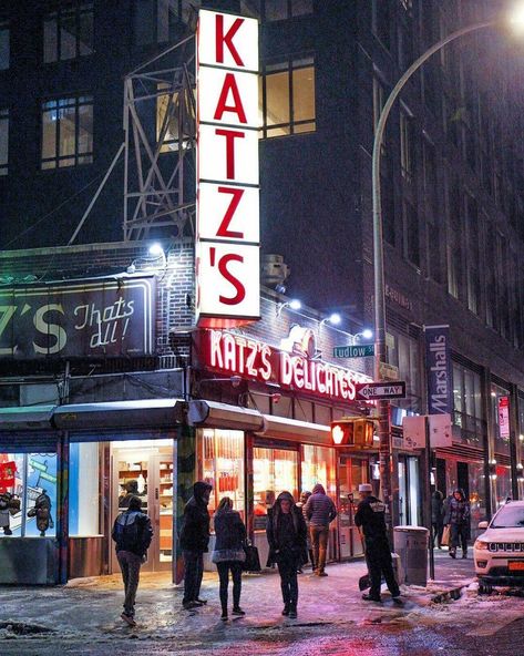 Katz's Deli NYC. Katz Deli, Yoga Lifestyle Inspiration, Visiting New York, Autumn In New York, Nyc Aesthetic, Chrysler Building, New York Aesthetic, Beach Reading, City Aesthetic