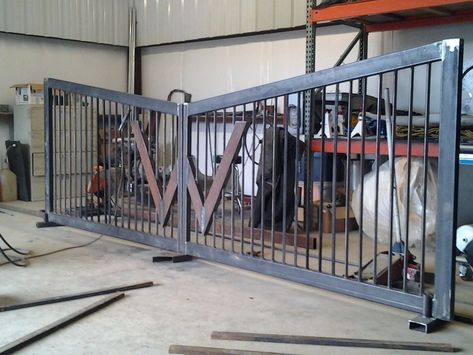 Metal Entrance Gates, Modern Entrance Design, Welding 101, Farmhouse Gates, Farm Gates Entrance, Ranch Entrance Ideas, Ranch Fence, Gates Metal, Perimeter Fence