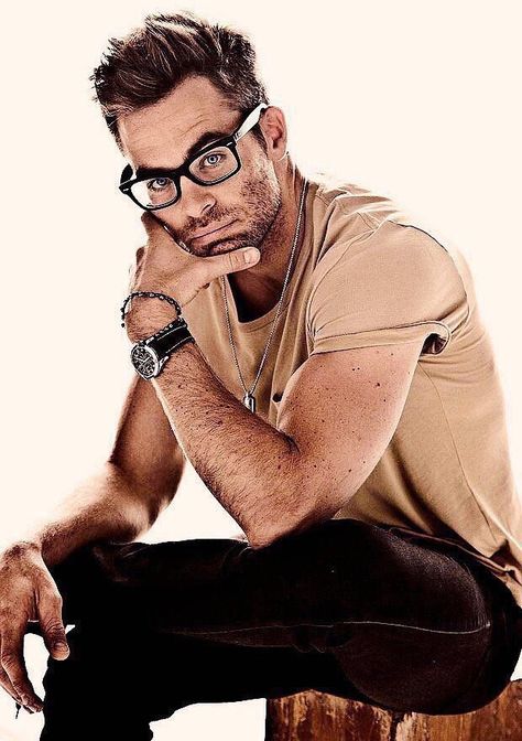 Chris pine Man With Glasses, Chris Pine, Wearing Glasses, Good Looking Men, Hottest Celebrities, Celebrities Male, In Hollywood, Celebrity Crush, Favorite Celebrities