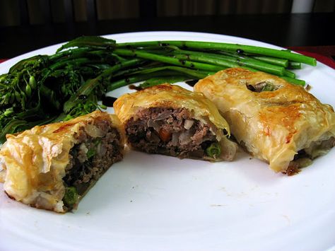 Phyllo-wrapped Ground Beef and Vegetable Pastries Ground Beef And Spinach, Filo Pastry Recipes, Phyllo Dough Recipes, Phyllo Recipes, Spaghetti With Ground Beef, Beef Wraps, Pillsbury Dough, Ground Beef Pasta, Recipes Savory