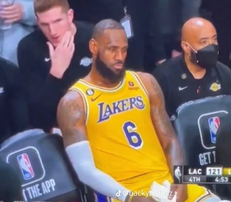 Lebron Funny Face, Football Lines, Elementary Reading Comprehension, Old School Pictures, Nba Quotes, Nba Funny, King Lebron James, Basketball Memes, Nba Memes