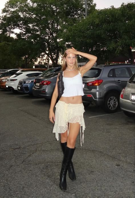 Going Out Outfit Aesthetic, White Ruffle Skirt Outfit, Short Flowy Skirt, Jacquie Alexander, Fest Outfits, New Boots, Coachella Outfit, Tony Bianco, Festival Looks