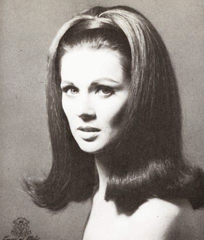 "A long fall, this one is styled with flipped-up ends that just skim the shoulders." The Complete Book Of Fashion Modeling - 1969 Sixties Hair, Hairstyles 1950s, 1960s Hair, 60s Hair, 70s Hair, Fashion Modeling, Peinados Fáciles Para Cabello Corto, Hair Flip, Retro Hairstyles