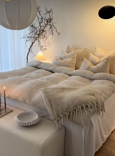 Neutral Bedroom Decor, Bedroom Decor Cozy, Redecorate Bedroom, Cozy Room Decor, Apartment Decor Inspiration, Room Makeover Bedroom, Apartment Inspiration, Apartment Room, Room Ideas Bedroom