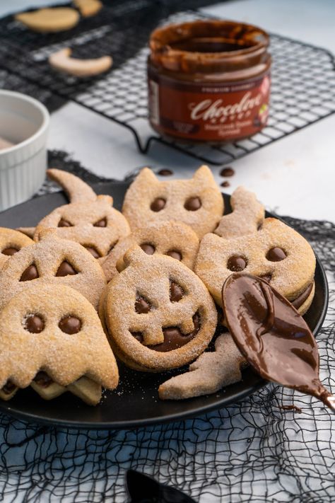 Chocolove - Chocolove Hazelnut Cocoa Cookies. Homemade... Halloween Breakfast, Cookie Sandwiches, Halloween Food Treats, Cookies Easy, Halloween Cookie, Fool Proof Recipes, Healthy Sweets Recipes, Food Drinks Dessert, Halloween Desserts