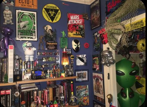 2000s Older Brother Core Room, Brother Room, Nerd Cave, Cool Room Decor, Chill Room, Retro Room, Room Redesign, Grunge Room, Room Goals