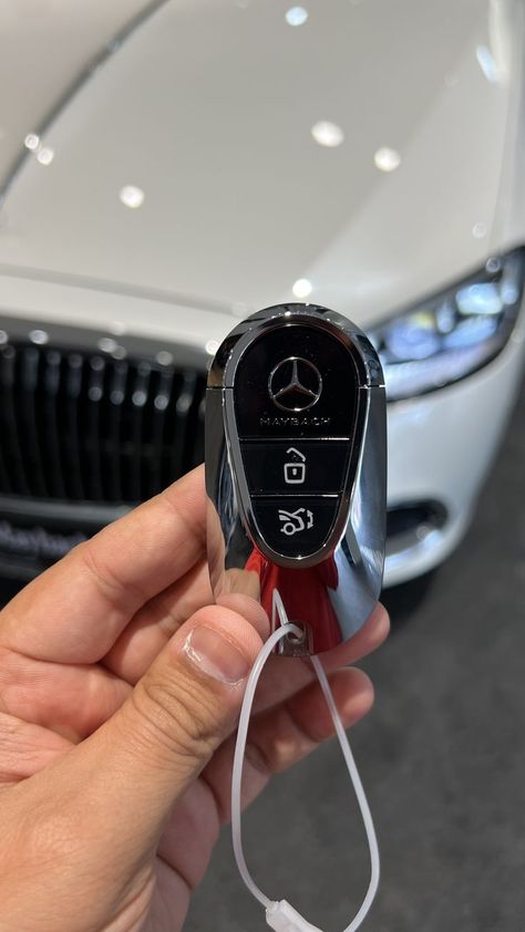 Mercedes Car Keys, Luxury Car Keys, Car Key Programming, Dream Cars Mercedes, Scrap Car, New Luxury Cars, Wallpaper Iphonewallpaper, Apple Air, Car Company