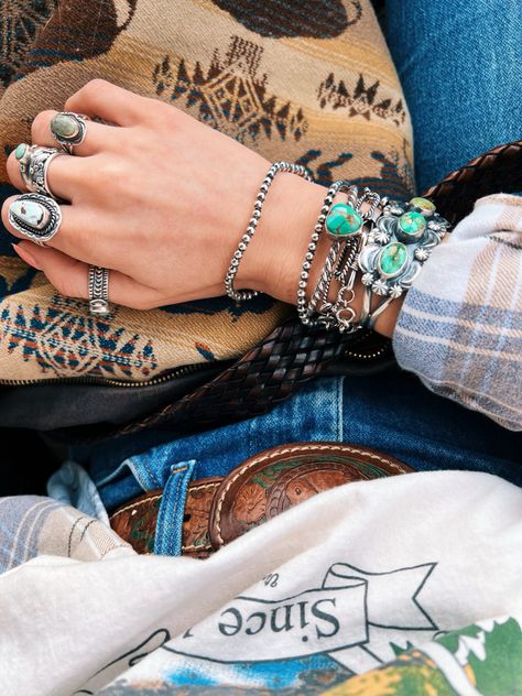 Follow Muahellie on IG🤍 Turquoise Aesthetic Jewelry, Punchy Bedroom, Cowboy Fits, Navajo Silver Jewelry, Cute Western Outfits, Turquoise Aesthetic, Western Fashion Jewelry, Cowgirl Accessories, Leather Jewels