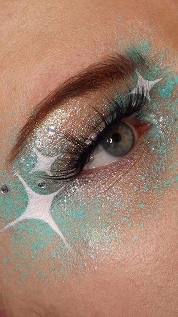 Holly Aldous on Instagram: "☃️❄️ ~ I can’t decided if I love or hate this look 🥲 (*gifted-ad) @glisten_cosmetics * bubblegum and milk wet liners / HOLLIFER20 for 20% off @colourpopcosmetics * super shock shadow ____ #snow #makeup #christmas #blueeyeshadow #christmasmakeup #sparkle #eyeliner #graphicliner #creativemakeup #makeupart #makeuplook #motd #mua #fashion #beauty #trendymakeup #hoodedeyes #bluemakeup #eyelook #100daysofmakeup" Aurora Borealis Makeup, New Years Makeup Ideas Creative, Snow Eyeliner, Snowflake Eyeliner, Snow Inspired Makeup, Icicle Makeup Look, Snowflake Graphic Liner, Ice Themed Makeup, Sparkle Eyeliner