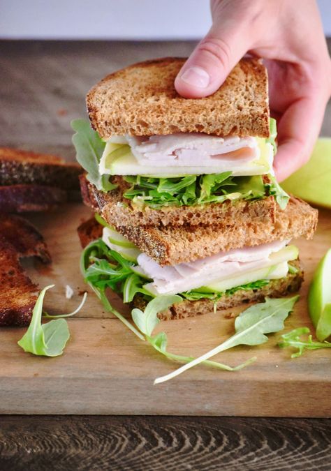 cheddar, apple & arugula turkey sandwich Low Cal Turkey Sandwich, Luncheon Sandwiches Ideas, Apple Turkey, Apple Sandwich, Turkey Sliders, Almond Butter Recipes, Slider Sandwiches, Turkey Sandwich, Beach Food