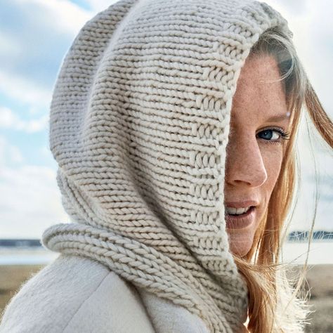 Hoodie stricken: Schritt für Schritt - „Trotzt jeder Kaltfront: Schal und Mütze werden zuerst einzeln fast nur glatt rechts gestrickt und dann zum Hoodie zusammengenäht.“ Knitting Patterns Free Sweater, Hoodie Pattern, Hooded Scarf, Knit Hoodie, Sock Yarn, Knitting Patterns Free, Knit Scarf, Free Knitting, Knitting Pattern