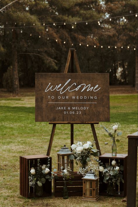 Entrance To Outdoor Wedding, Country Wedding Welcome Sign, Outdoor Wedding Ceremony Signing Table, Wedding Ideas Entrance, Western Wedding Entrance, Rustic Wedding Decor Ceremony, Wooden Ladder Wedding Decor, Rustic Boho Wedding Theme, Wedding Arches Rustic