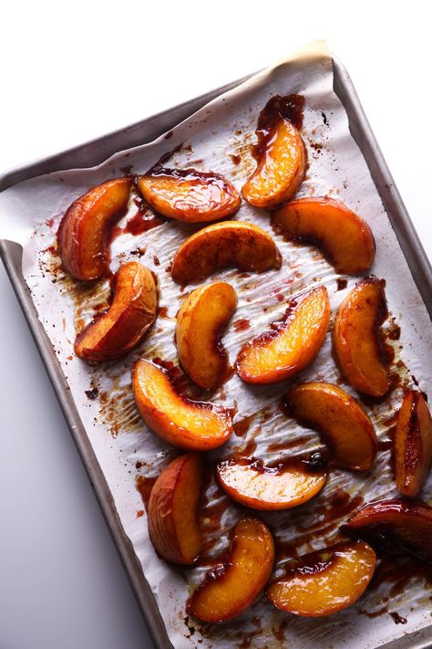 Roasted Peaches with Maple Syrup Roasted Fruit, Peach Dish, Roasted Peaches, Spiced Peaches, Peach Dessert, Peach Recipes, Peach Desserts, Peach Cake, Slow Roast