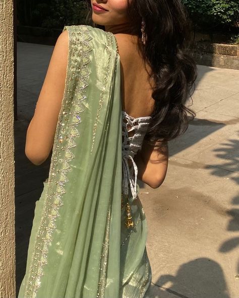 Green Saree Aesthetic, Saree Wearing Styles, Simple Saree Designs, Traditional Indian Dress, Casual Indian Fashion, Desi Fashion Casual, Desi Aesthetic, Saree Designs Party Wear, Indian Dresses Traditional