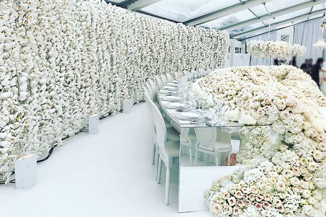 One of Jeff Leatham's, the celebrity florist to the Kardashians, Tina Turner and Madonna, show-stealing wedding day creations comeple with a flower wall and table centrepiece. Wedding Flowers Centerpieces, Green Screen Backdrop, Kardashian Wedding, Kim Kardashian Wedding, Jeff Leatham, Vogue Bride, Purple And Silver Wedding, Flowers Centerpieces, Flower Wall Wedding