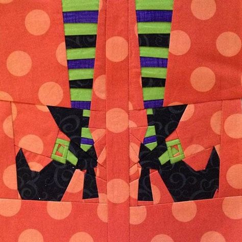 Halloween Fabric Postcards, Halloween Quilt Ideas, Witch Quilt, Halloween Quilt Patterns, Halloween Quilt, Halloween Sewing, Paper Pieced Quilt Patterns, Quilts Patterns, Fabric Postcards