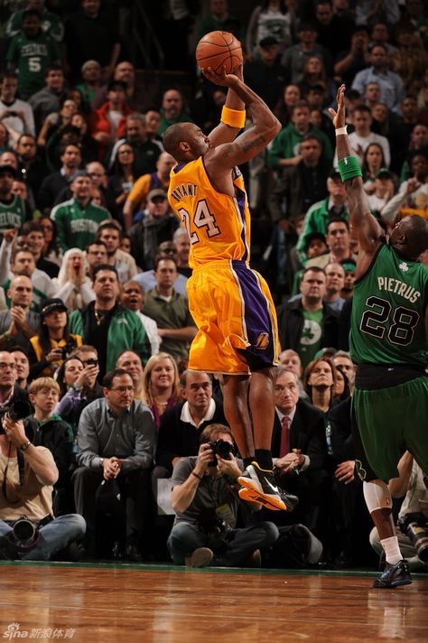 Kobe Jump Shot Sports Photography Basketball, Fye Pics, Basketball Shot, Kobe Bryan, Cool Basketball Wallpapers, Basketball Wallpapers, Nba Photos, Kobe Bryant Poster, Bryant Lakers