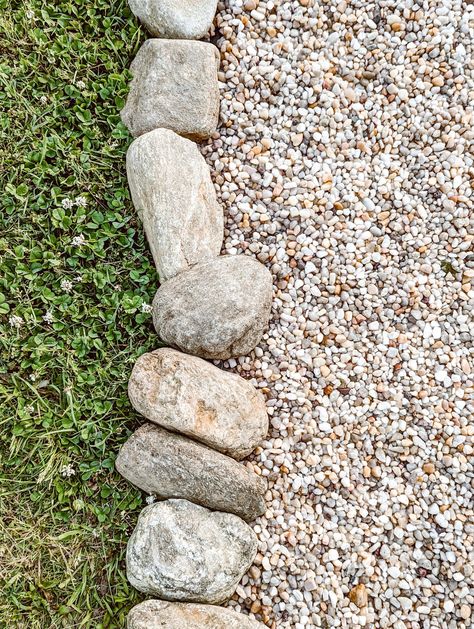 Embed pebble stones into concrete stepping stones for a decorative pathway. Pea Gravel Entryway, Pebble Pathway Ideas, Pea Gravel Flower Bed, White Pea Gravel, Pea Gravel Walkway, Natural Stone Edging, Diy Cottage Garden, Pea Gravel Driveway, Pea Gravel Path