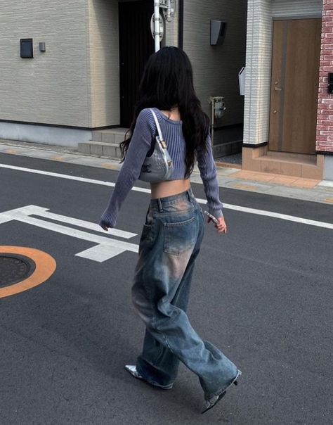 Casual Loose Jeans Outfit, How To Style 90s Baggy Jeans, Tube Top Baggy Jeans, Outfits With Baggy Blue Jeans, Baggie Jeans Outfit Women, Extra Baggy Jeans Outfit, Baggie Jeans Outfit 90s, Black Baggy Trousers Outfit, Baggy Poses