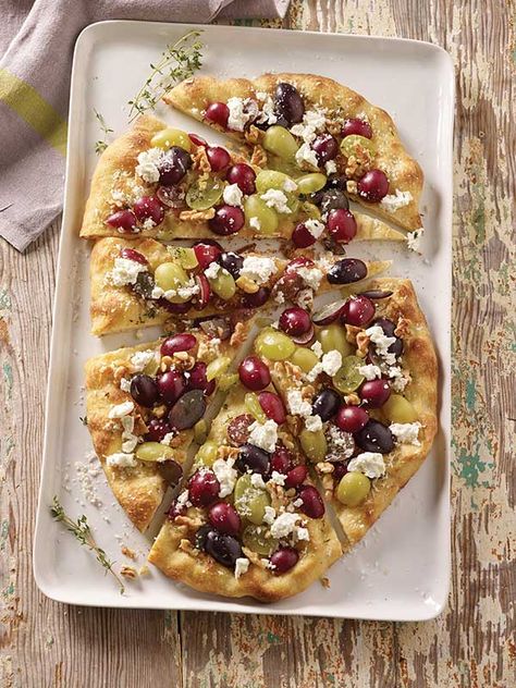 Baked Grapes And Cheese, Grape Appetizers Finger Foods, Grape Appetizers For Party, Table Grapes Recipes, Roasted Grape Appetizer, Grape Pizza, Grape Appetizers, Creative Appetizers, Pizza With Goat Cheese