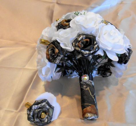 White Camo Wedding Ideas, Black And Camo Wedding, Camo Wedding Color Schemes, Camo Wedding Ideas Decorations, Camouflage Wedding Ideas, Camo Bouquet, Camoflauge Wedding, Camo Wedding Ideas, White Camo Wedding Dress