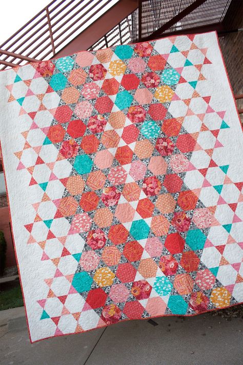 quilt patterns Large Color Palette, October Flower, Hexie Quilts Patterns, Hexagon Quilt Pattern, Retro Texture, Hexagon Quilts, Hexie Quilt, English Paper Piecing Quilts, Circle Quilts