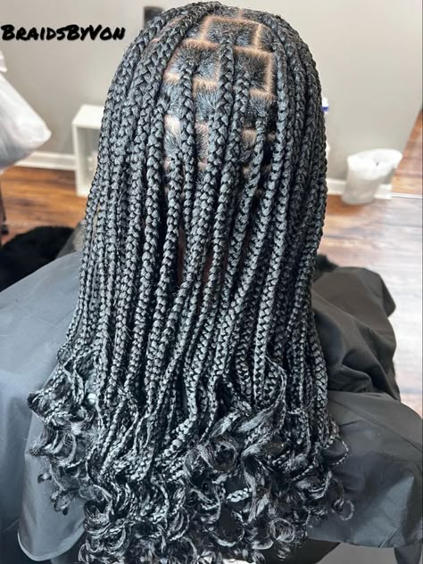 Medium Sized Braids With Curls, Box Plats Hair, Braids With Curls Medium Size, Medium Size Braids With Curly Ends, Box Braids With Curly Ends Short, Braids Medium Length Hair Black, Shoulder Length Knotless Box Braids With Curls, Box Braids Hairstyles Medium With Curls, Medium Size Box Braids With Curly Ends