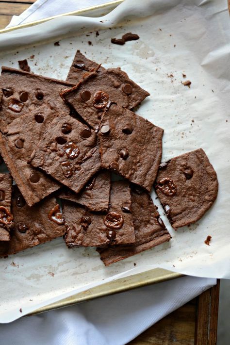 Chocolate Chip and Caramel Brownie Crisps - Nielsen-Massey Vanillas Brownie Crisps, Crisps Recipe, Brownie Brittle, Funnel Cake Recipe, The Joneses, Caramel Bits, Natural Recipes, Caramel Brownies, Cooking Chocolate