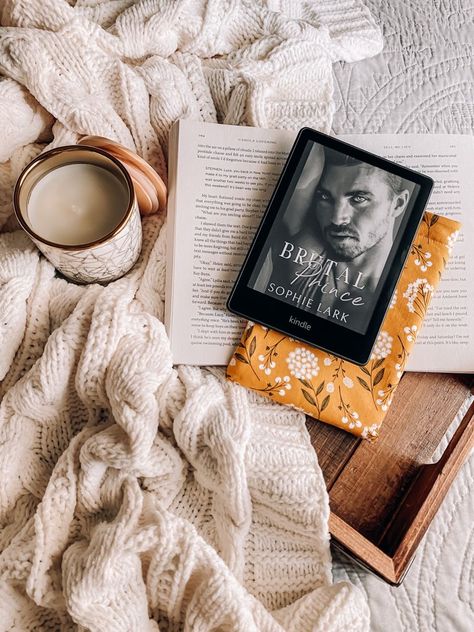 Kindle Book Aesthetic, Kindle Photography Ideas, Book Flatlay Aesthetic, Bookstagram Inspiration Kindle, Ebook Photoshoot, Kindle Photos, Ebook Reader Aesthetic, Books Aesthetic Instagram, Reading Kindle Aesthetic