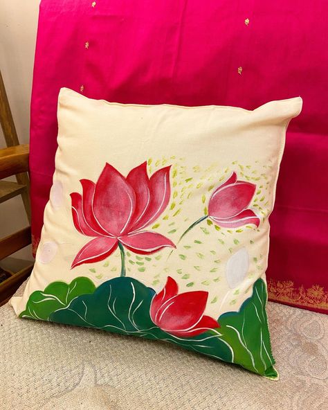 Cushion Covers Painting Ideas, Pillow Cover Painting Ideas, Pillow Cover Designs Ideas Painting, Hand Painted Cushion Covers, Cushion Painting, Pichwai Lotus, Appa Embroidery, Lotus Artwork, Cushion Diy