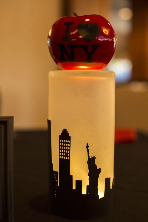 Nyc Centerpieces, New York Themed Centerpieces, Sweet 16 New York City Theme, New York Centerpieces, New York Prom Theme, New York Party Theme, New York Theme Party, Travel Themed Room, New York Broadway