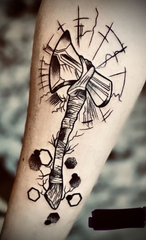 Stormbreaker Tattoo, Mjolnir Tattoo, Tatuagem Masculina Pequena, Viking Tattoos, Cute Tattoos, Thor, Geometric Tattoo, Vikings, Tattoo Ideas