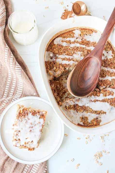 This warm and cozy cinnamon roll oatmeal bake is packed with all of the best cinnamon roll flavors in an easy baked breakfast. Cinnamon Roll Flavors, Healthy Cinnamon Roll, Cinnamon Roll Oatmeal, Healthy Cinnamon Rolls, Oatmeal Bake, Baked Breakfast, Cinnamon Roll Bake, Bake Easy, Family Breakfast