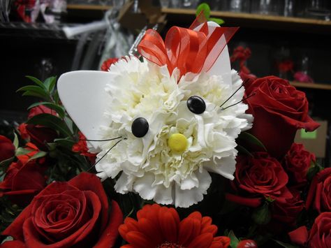 lovely cat arrangement for events Cat Flower Arrangement, Cat Flower Bouquet, Dog Centerpieces, Cat Bouquet, Animal Flower Arrangements, Bouquet Delivery, Wine Glass Crafts, Cemetery Flowers, Flower Sculptures