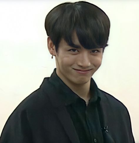 Jungkook Weird Face, Jungkook Funny Pictures, Jungkook Meme Funny, Jungkook Funny Photos, Bts Funny Photos, Kpop Funny Photos, Kpop Funny Faces, Jungkook Funny Pics, Jungkook Funny Face