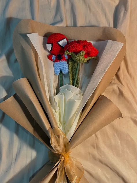 Spiderman Crochet Bouquet, Crochet Things For Boyfriend, Things To Crochet For Boyfriend, Crochet Gift For Boyfriend, Crochet Boyfriend Gift, Spiderman Flowers, Spiderman A Crochet, Crochet Boyfriend, Crochet For Boyfriend