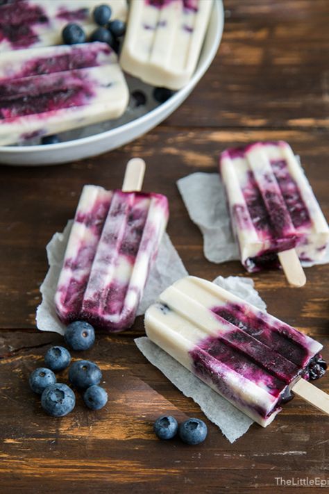 Coconut Popsicles, Coconut Ice, Frozen Snack, Greek Yogurt Recipes, Easy Blueberry, Ice Cream Popsicles, Oreo Dessert, Popsicle Recipes, Blueberry Recipes