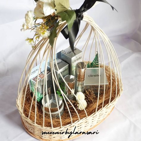 𝑺𝒐𝒖𝒗𝒆𝒏𝒊𝒓 & 𝑯𝒂𝒏𝒕𝒂𝒓𝒂𝒏 𝑷𝒆𝒓𝒏𝒊𝒌𝒂𝒉𝒂𝒏’s Instagram post: “[Rattan Basket] Hai everyone! Bingung hias hantaran pernikahan kalian gimana? Pengen yang unik tapi tetap berkesan? 🥰 make your special…” Box Hantaran, Hantaran Kahwin, Hantaran Pernikahan, E Day, Rattan Basket, Your Special, Wicker Baskets, Picnic Basket, Decorative Wicker Basket