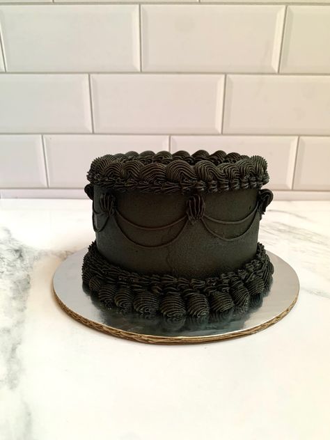 Dark Cake Aesthetic, Small Black Cake, Black Bento Cake, Black Bday Cake, Birthday Cake Aesthetic Black, Black Vintage Cake, Dark Cakes, Goth Cake, 1920s Cake