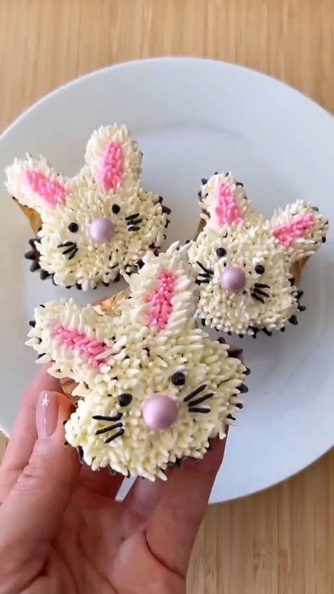 Rabbit Cupcakes, Cupcake Tricks, Easter Bunny Cupcakes, Kalay, Bunny Cupcakes, Easter Baking, Baking Recipe, Tin Foil, Easter Cupcakes