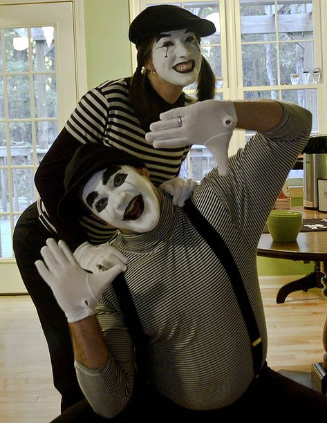 31 Creative DIY Halloween Costumes Made for Couples - Snappy Pixels Costume Diy Men, Cool Halloween Costume Ideas, Pair Halloween Costumes, Mime Costume, Diy Costumes Men, 2017 Halloween Costumes, Dracula Costume, Creative Halloween Costumes Diy, Couples Halloween Costumes