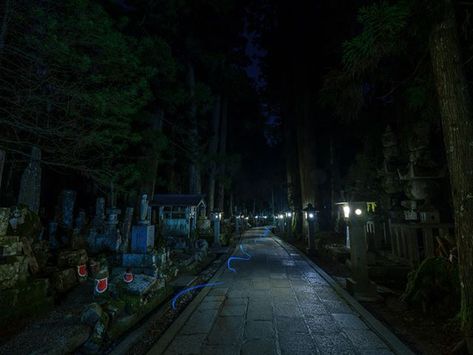 The ghost of Koyasan Okunoin cemetery, wandering around at night!  Photo by @pierrojapon for TokyoStreetView Haunted Japan, Koyasan Okunoin, Okunoin Cemetery, Japan At Night, Japan Party, World Of Horror, Photos Of Japan, Horror Aesthetic, Japanese Horror