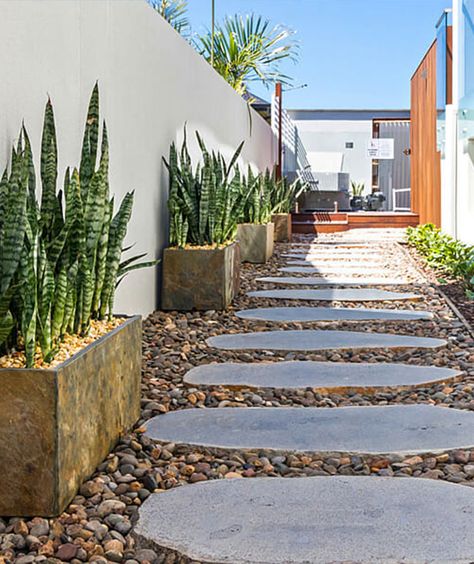 Modern Outdoor Living Area, Bluestone Steps, Stepping Stone Pathway, Bluestone Pavers, Modern Outdoor Living, Garden Stepping Stones, Stone Pathway, Pool Coping, Garden Steps