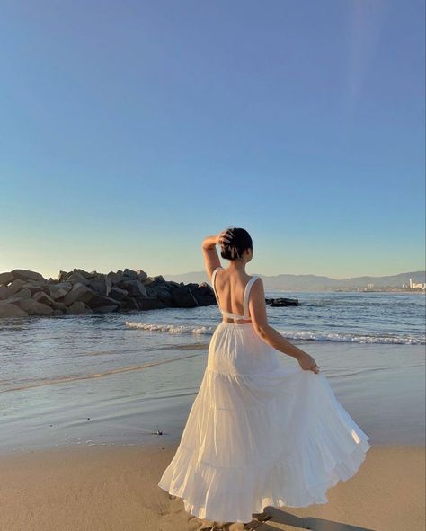 Beach Dress Aesthetic Outfits, Beach Aesthetic Inspo Pics, Beach Pose With Dress, Beach Photoshoot Birthday Ideas, Poses For Flowy Dresses, Beach Dresses Photoshoot, Long Dress On Beach, Beach Outfit Aesthetic Dress, Cool Beach Pictures