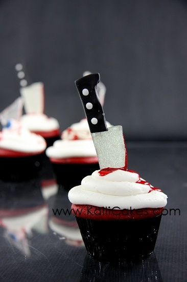 My kind of cupcakes, delicious evil filled goodness Knife Cupcakes, Fake Knife, Cupcakes Halloween, Cake Central, Halloween Cupcakes, Yummy Cupcakes, Halloween Cakes, Halloween Recipes, Cake Tutorial