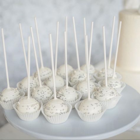 White And Silver Cake Pops, White Cake Pops Wedding, Engagement Cake Pops, Cake Pop Wedding Display, Cake Pops Aesthetic, Wedding Cake Pops Ideas, Bridal Cake Pops, Cake Pop Display Ideas, Black And White Cake Pops