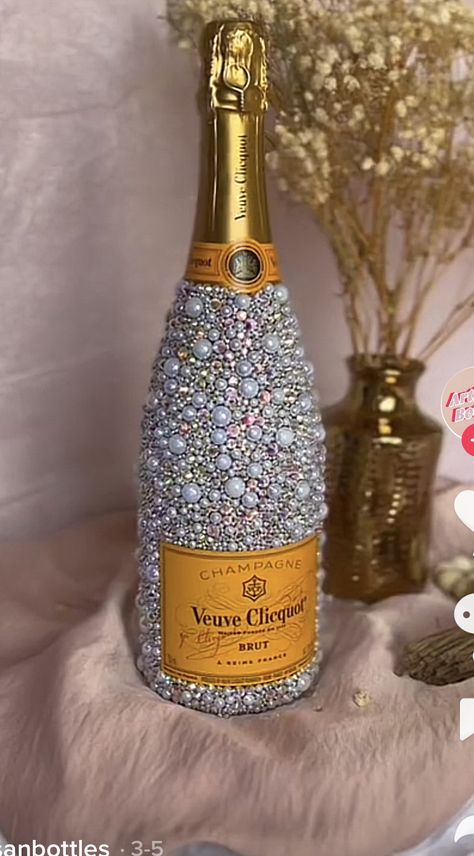 Chic Bday Party Ideas, Decorative Champagne Bottles, Bedazzled Wine Bottle, Pearl Bottle Decoration, Bling Wine Bottle, Champagne Bottle Bouquet, Bedazzled Alcohol Bottle, Champagne Party Ideas, Decorated Prosecco Bottle