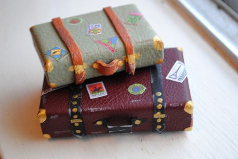 peppysis: a tiny suitcase tutorial Dollhouse Suitcase, Mini Cabin, Doll Suitcase, Diy Suitcase, One Suitcase, Miniature Tutorials, Doll House Crafts, Dark Arts, Craft Paint